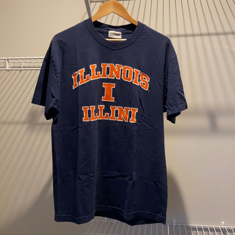 Vintage Univeristy of Illinois Fighting Illini T. Fits like a men’s large.